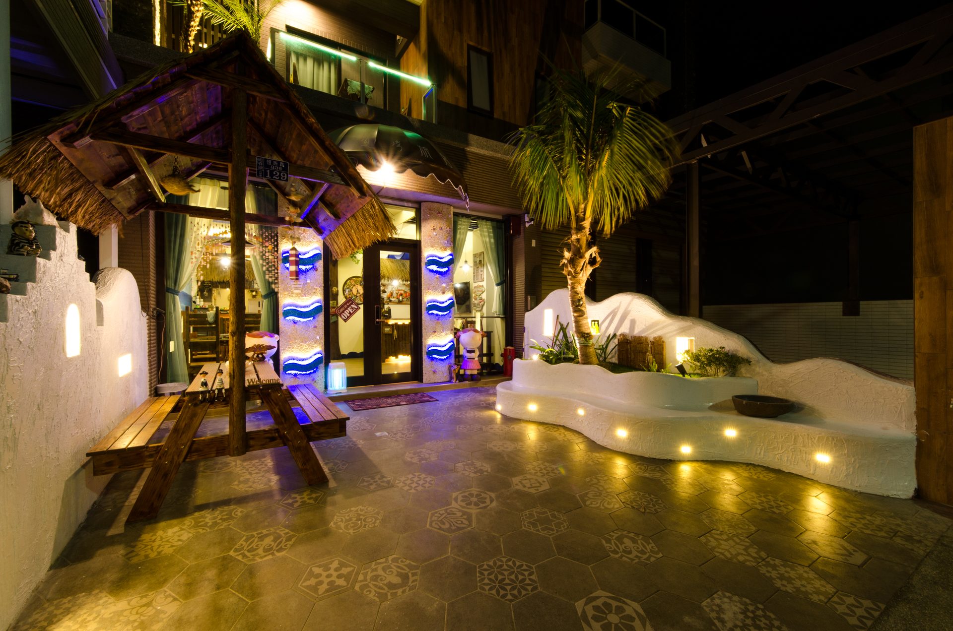 夏灣旅店夜間入口