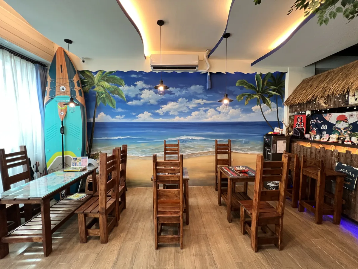 Bright and comfortable common area at Summer Bay Inn