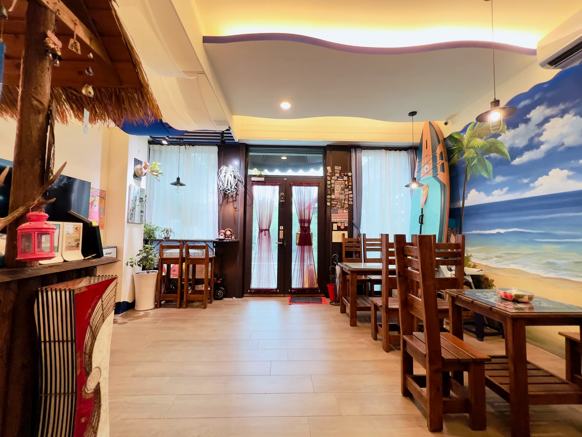 夏灣旅店公共空間入口與休憩座位